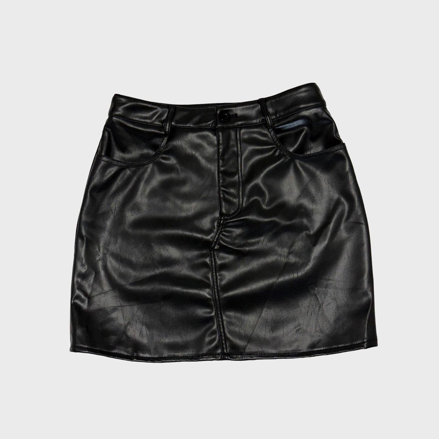 Falda mini de cuero negra con bolsillos