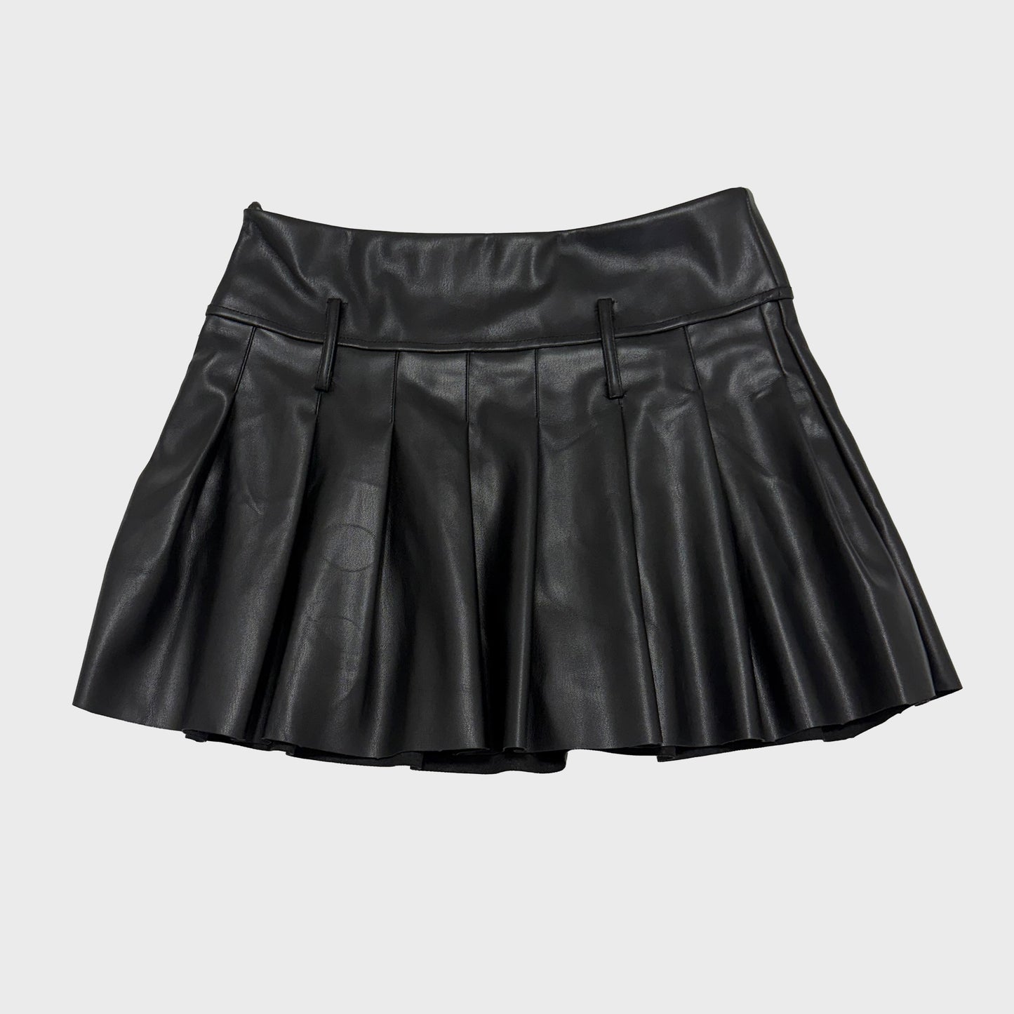 Falda mini de cuero con plise