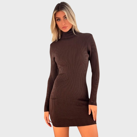 Vestido marron acanalado con cuello alto