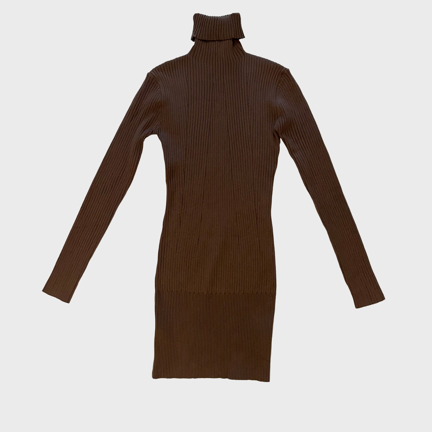 Vestido marron acanalado con cuello alto