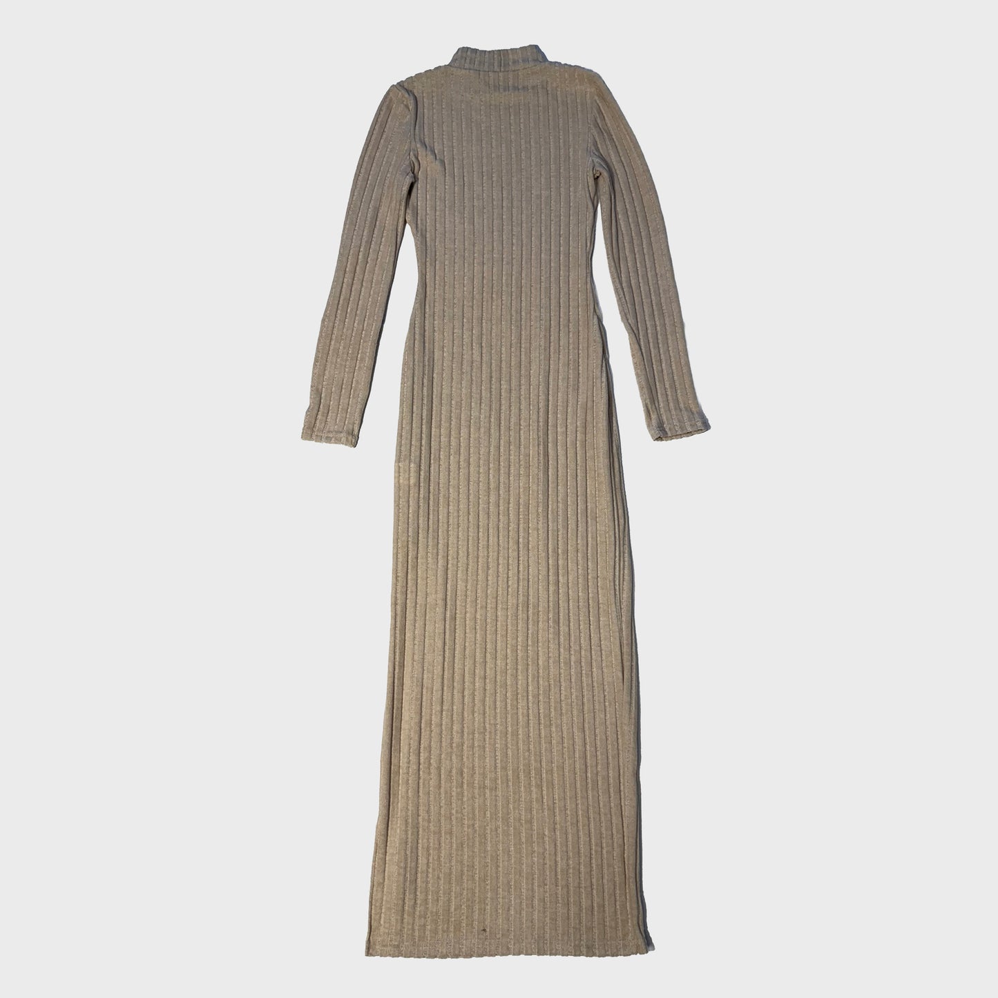 Vetido beige largo cuello alto