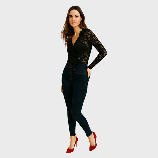 Blusa negra de encaje de manga larga