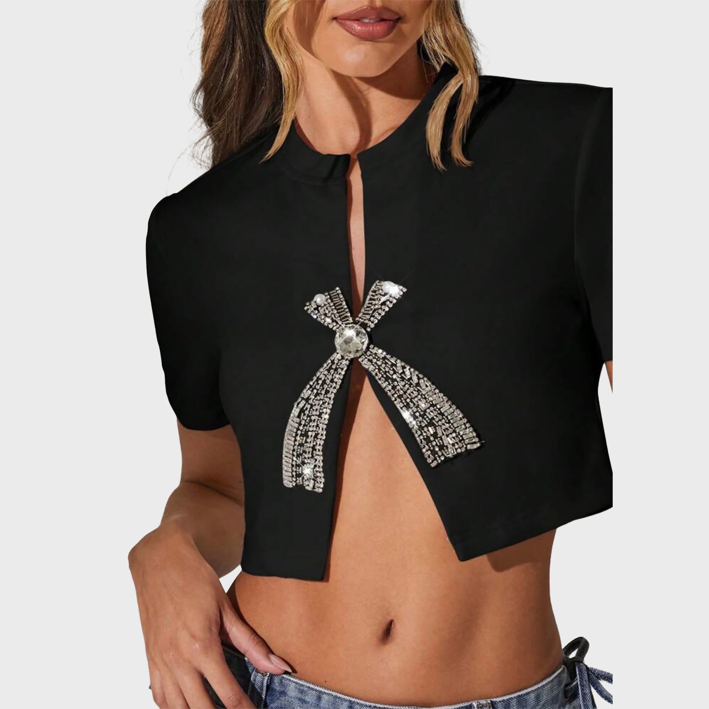 Blusa negra corta con lazo de diamantes