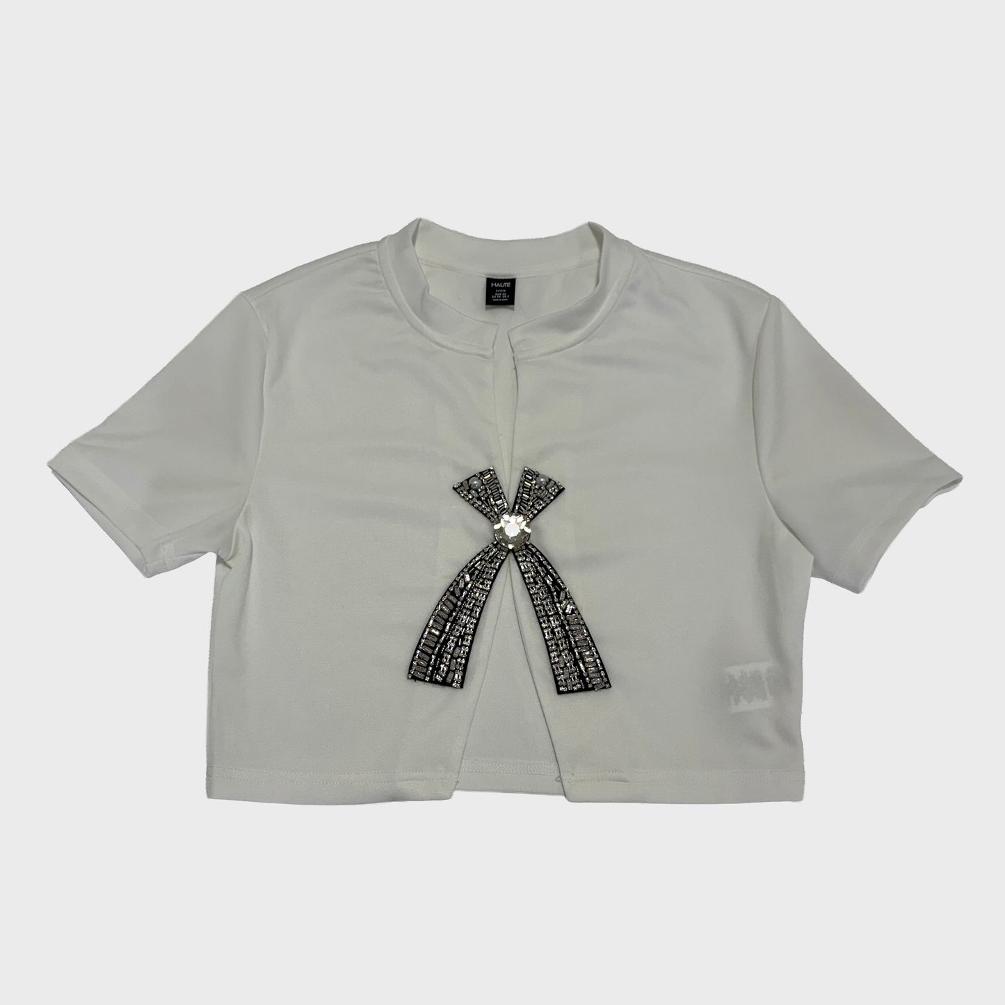 Blusa blanca corta con lazo de diamantes