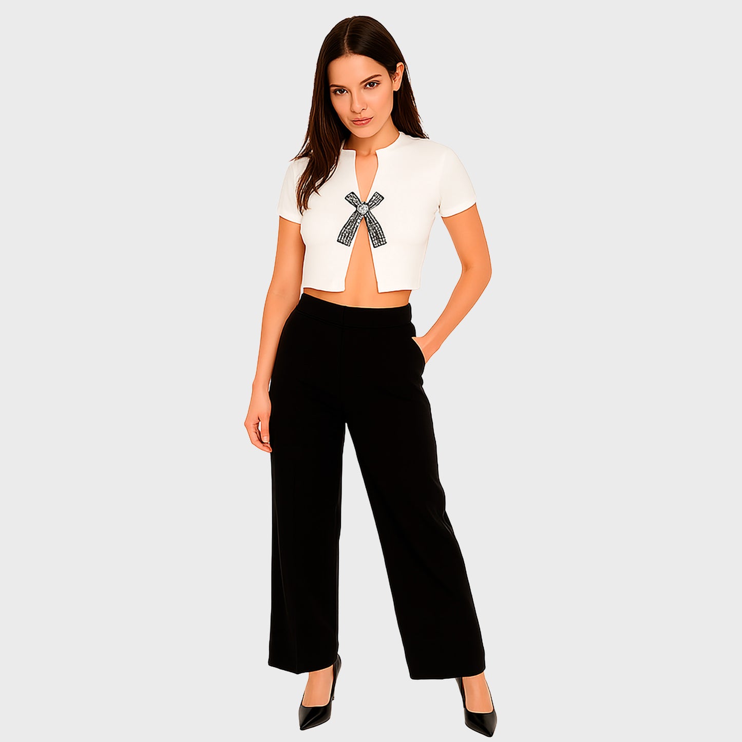 Blusa blanca corta con lazo de diamantes
