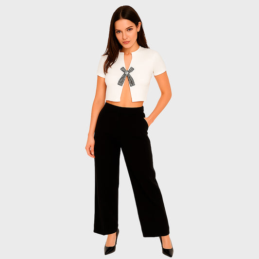 Blusa blanca corta con lazo de diamantes